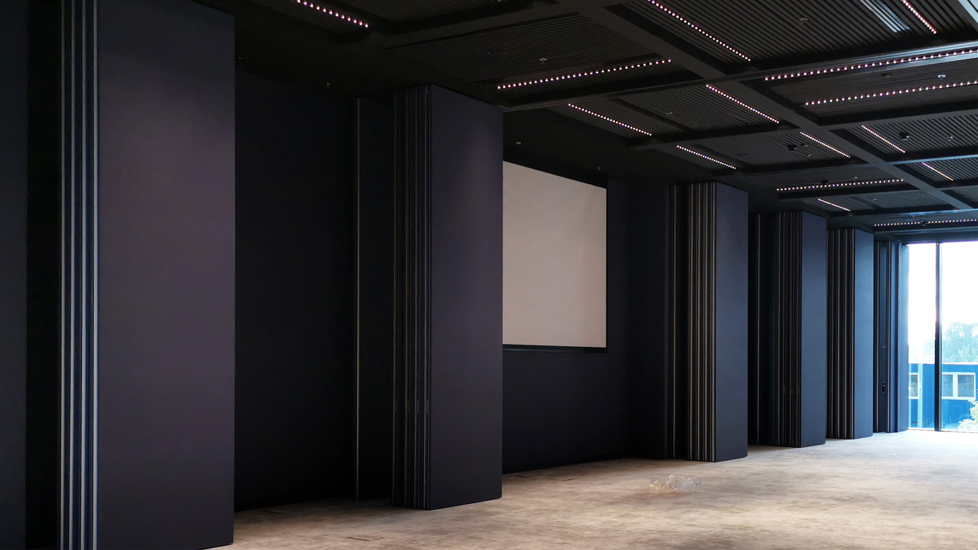 Mobile acoustic walls